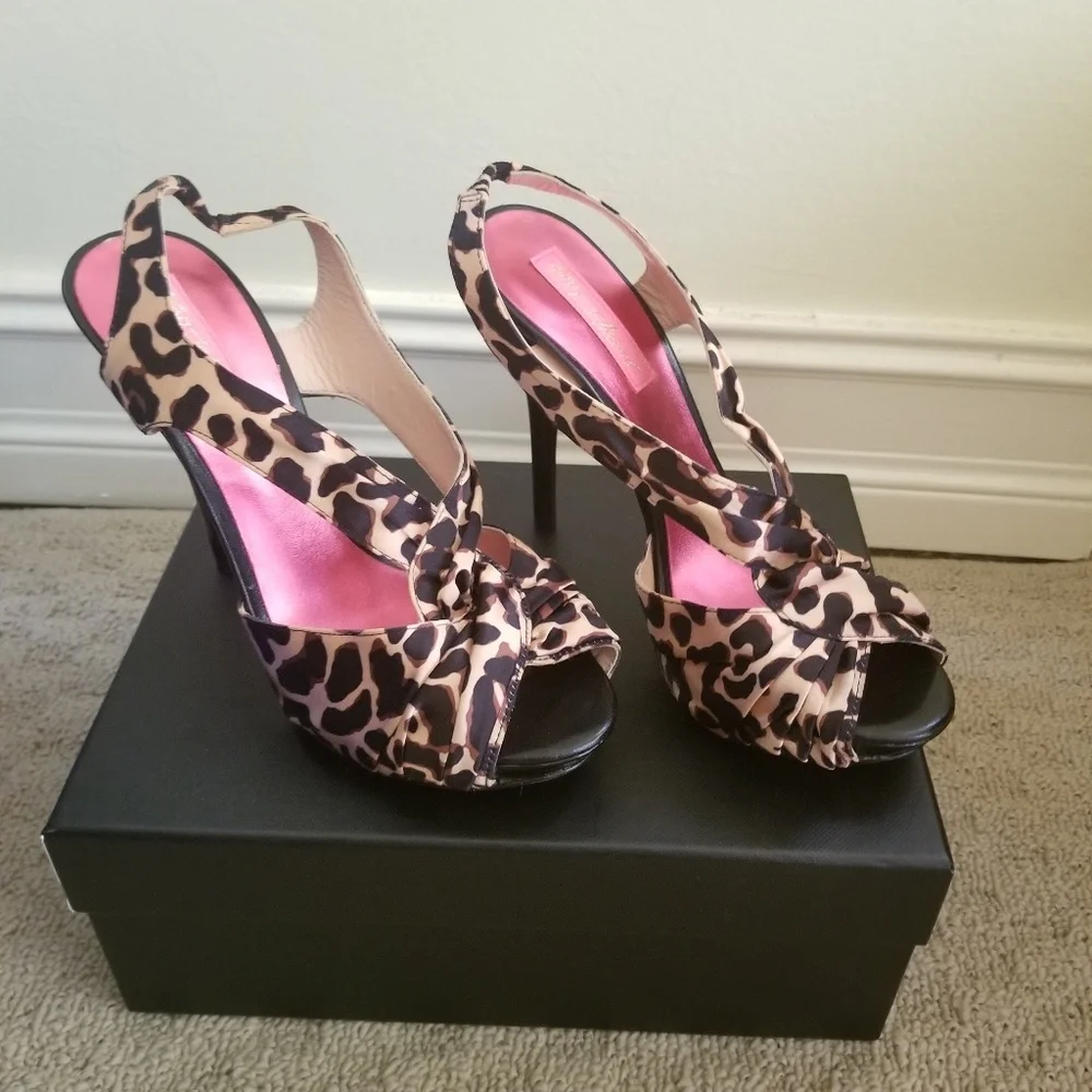 7.5 NWOT Betsy Johnson Leopard heels